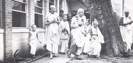 Gurukula Teachers and Childrens with Srila Prabhupada