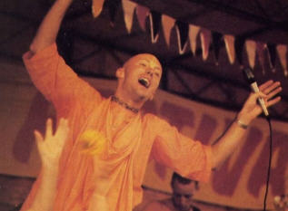 Dhrstadyumna Swani Leads the Kirtan