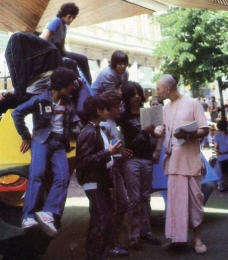 Gaura Dasa Preaches to the Youngsters at the shopping mall in Downtown Ottawa