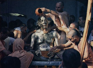 Devotees Bathe The Large Brass Murti of Srila Prabhupada