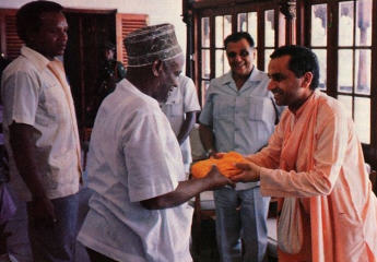 Zanzibar President Wakil Receives Bhagavad-Gita From Navyogendra Swami