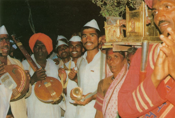 Pilgrims Sings Praises to Lord Vitthala