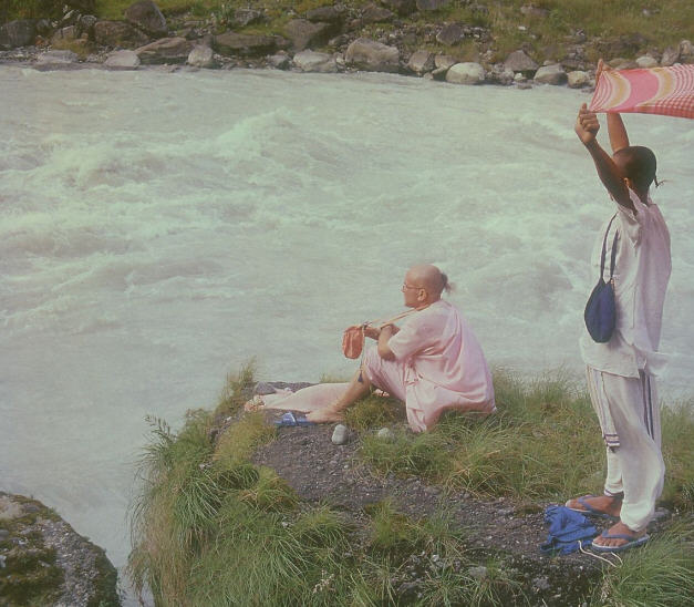 Mahavisnu Swami Chanting at Ceti-Gandaki River