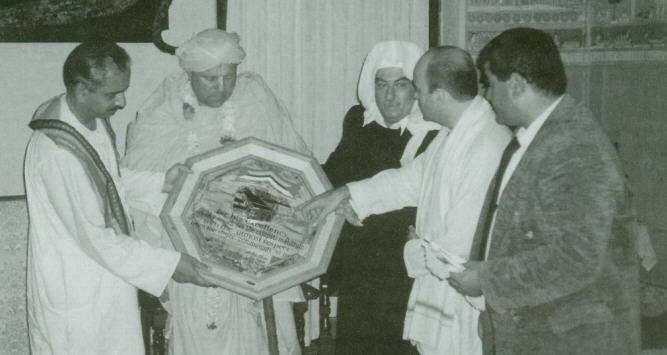 Gajapati Maharaj holds a plaque presented to him by the visiting sheikhs