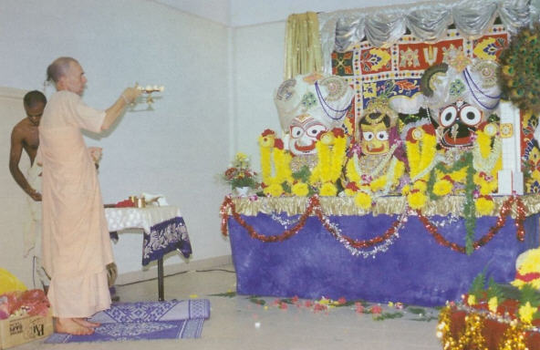 Bhakti Vighna Vinasa Narasimha Swami Offers Aarti at the Temple