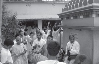 Harinama At a Samadhi of Srila Madhavendra Puri