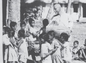 Lokanath Maharaja with Childrens