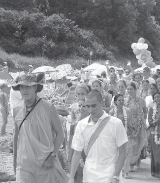 Devotees With Indradyumna Swami