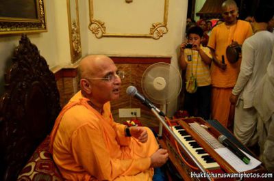 bhakti-charu-swami-in-kolkata-iskcon-temple-on-26th-march-2012-02