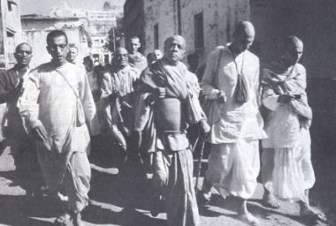 With Srila Prabhupada in Vrndavana by Hayagriva Dasa